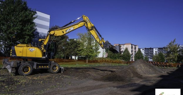 Na Osiedlu Dolnośląskim w Bełchatowie powstaje parking z 50 miejscami postojowymi, w tym dwoma dla osób z niepełnosprawnościami. Miasto planuje zakończyć wszystkie prace w listopadzie.